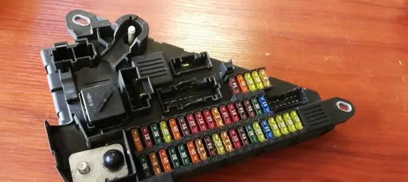BMW 5 E60 E61 Fuse module 6906619