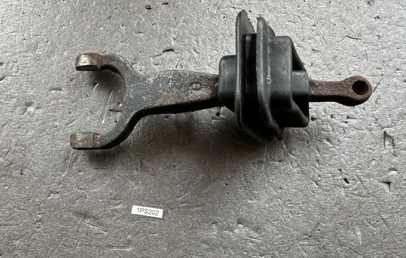 Mitsubishi Pajero Clutch release arm fork MD703275 MD703280
