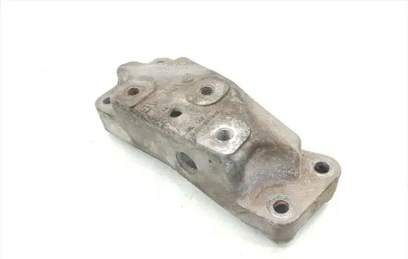 Volkswagen PASSAT B6 Engine mounting bracket