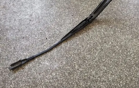 Mercedes-Benz ML W164 Front wiper blade arm A1648200540
