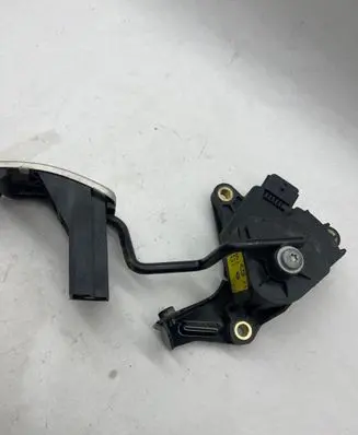 Nissan Qashqai+2 Accelerator throttle pedal 1661A 00930