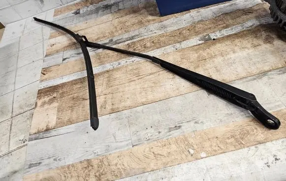 Front wiper blade arm