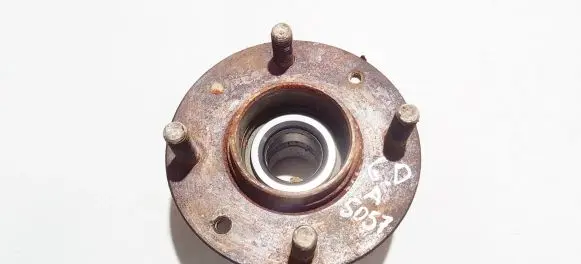 KIA Carens I Rear wheel hub