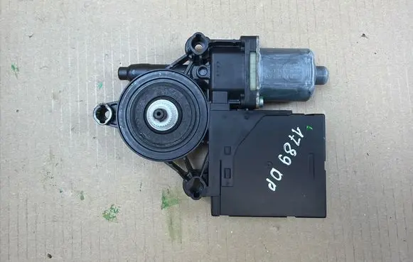 Volkswagen PASSAT B7 Front door window regulator motor 3C0959792C 988693312