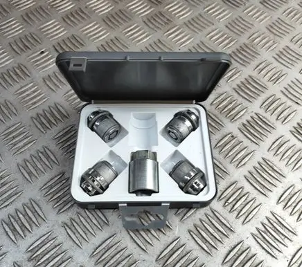 Toyota Yaris Cross Anti-theft wheel nuts and lock PW45600013