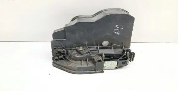 BMW X3 E83 Front door lock 7202144