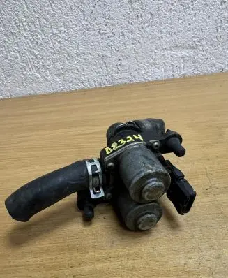 Mercedes-Benz E W210 Coolant heater control valve 0235451628 D8324