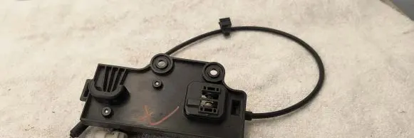 Tesla Model S Engine bonnet/hood lock/catch 1061814-00-D