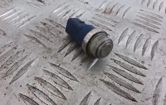 Volkswagen PASSAT B5 Coolant temperature sensor 8D0959481B