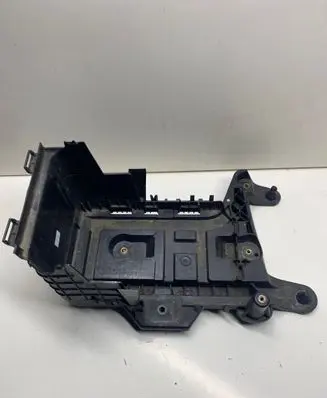 Volkswagen PASSAT B7 Battery tray 1K0915333