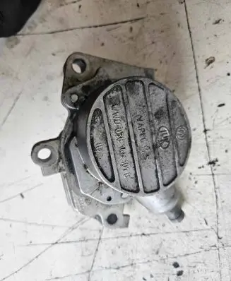 Volkswagen Golf IV Vacuum pump WW0038145101B