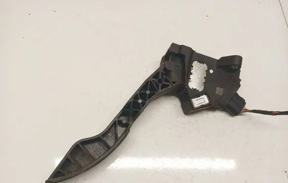 Toyota RAV 4 (XA30) Accelerator throttle pedal 781100D010