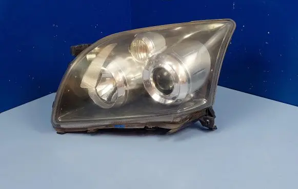 Toyota Avensis T250 Headlight/headlamp KOITO35109 8596724010