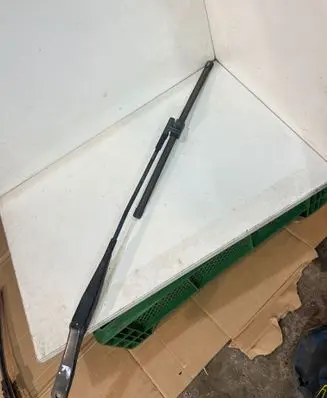 Opel Astra H Front wiper blade arm 13111220