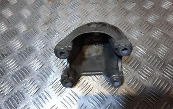 Volkswagen Touareg II Engine mounting bracket 7L8199307