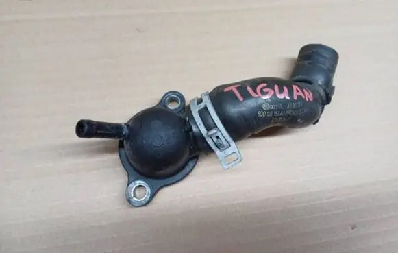 Volkswagen Tiguan Engine coolant pipe/hose 5Q0122157AJ ZD290311