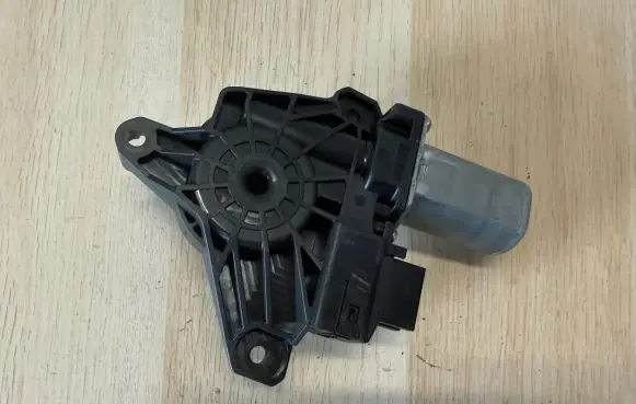 Mercedes-Benz GLA W156 X156 Front door window regulator motor A2469062100