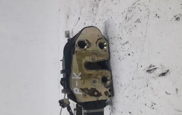 KIA Carens I Front door lock