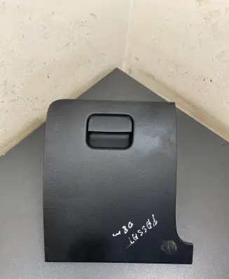 Volkswagen PASSAT B6 Glove box P0108689