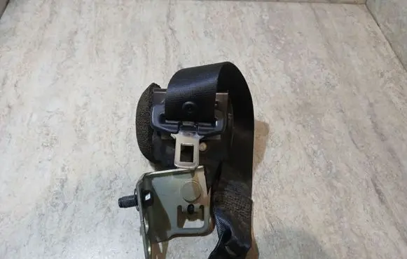Toyota Avensis T270 Rear seatbelt 7336005170