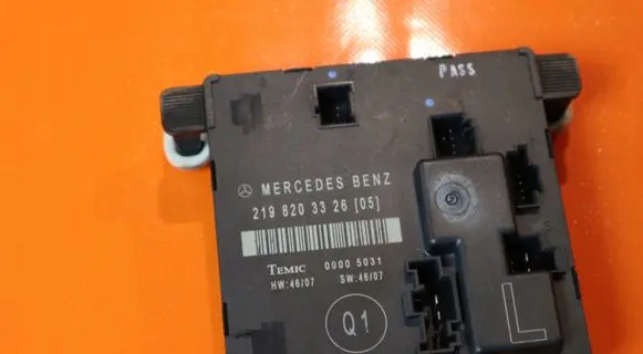 Mercedes-Benz CLS C219 Door control unit/module 2198203326 A2198203326