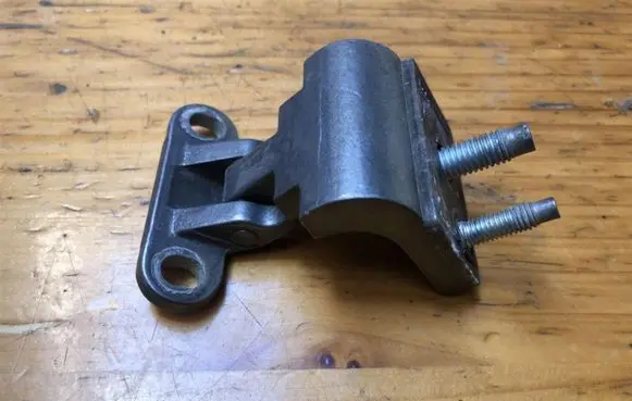 Volkswagen PASSAT B5 Tailgate/trunk/boot hinge 8B9827301
