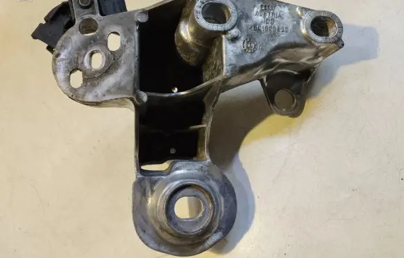 Audi A4 S4 B5 8D Engine mounting bracket 4B0199352B