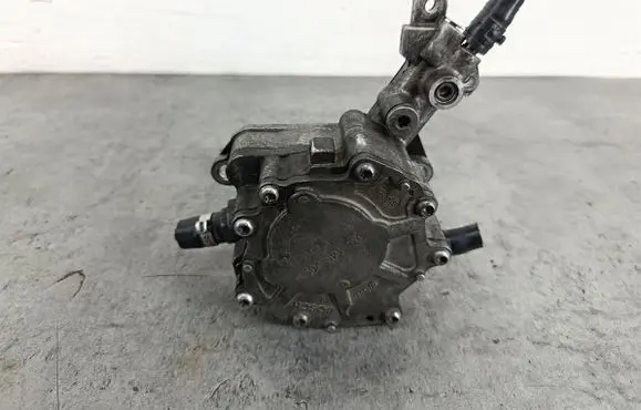Volkswagen PASSAT B5.5 Vacuum pump 038145209M