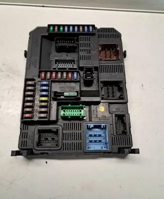 Peugeot 208 Fuse module 9678355980