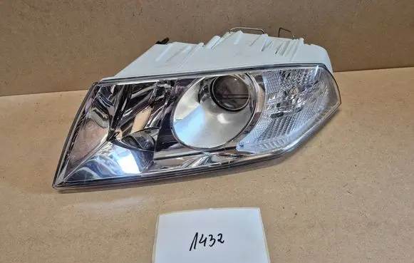 Skoda Octavia Mk2 (1Z) Headlight/headlamp 1Z1941015B