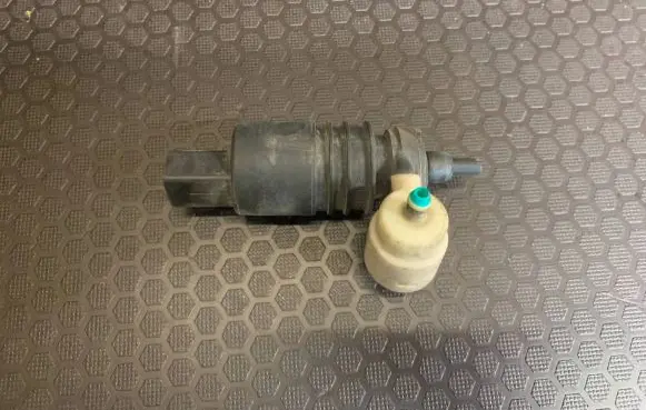 Audi A6 S6 C5 4B Windscreen/windshield washer pump