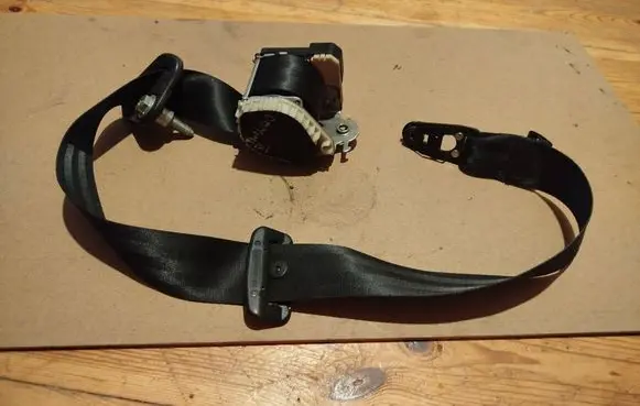 Rear seatbelt