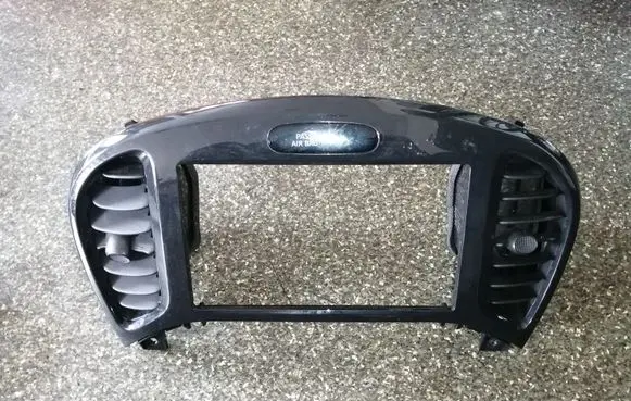 Nissan Juke I F15 Radio/GPS head unit trim 682601KK0A