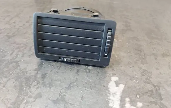 Skoda Octavia Mk1 (1U) Dash center air vent grill 1U1819701