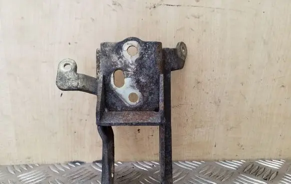 Volvo S40, V40 Engine mounting bracket