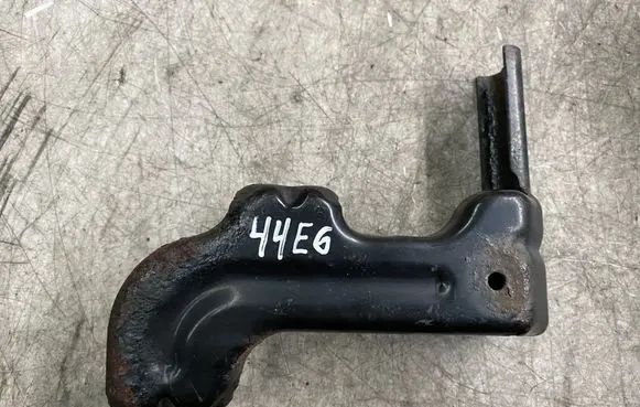 Front bumper mounting bracket