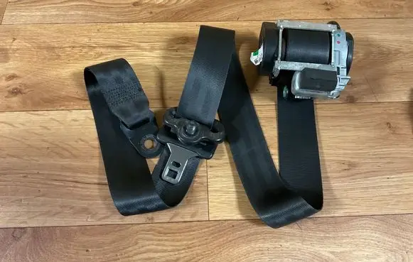 Ford Mondeo MK IV Front seatbelt 606639200 010R000