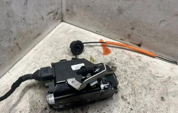 Audi A4 S4 B6 8E 8H Front door lock 8E0839015C