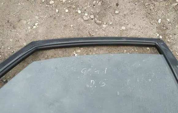 Toyota Avensis T220 Rear door window glass as2