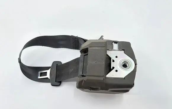 Volkswagen PASSAT B7 Rear seatbelt 3C1857806J