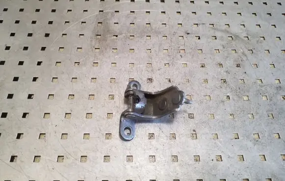 Honda CR-V Rear door lower hinge