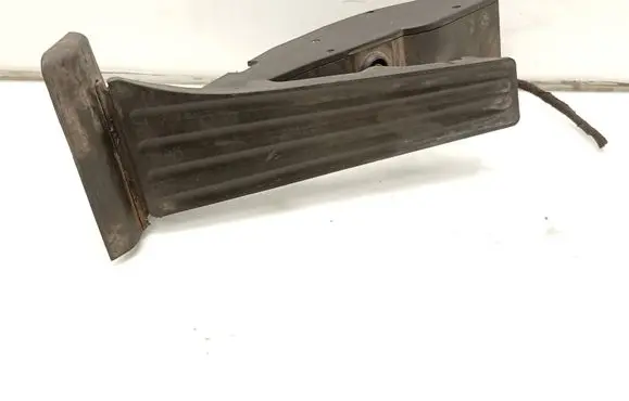 Accelerator throttle pedal