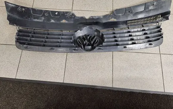 Volkswagen Transporter - Caravelle T5 Front bumper upper radiator grill 7H0807101