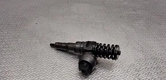 Volkswagen Touran I Fuel injector 038130073AG