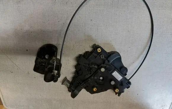 Volkswagen Transporter - Caravelle T5 Sliding door lock 7H0843654BS