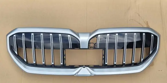 BMW 5 G60 G61 Front bumper upper radiator grill 18517811