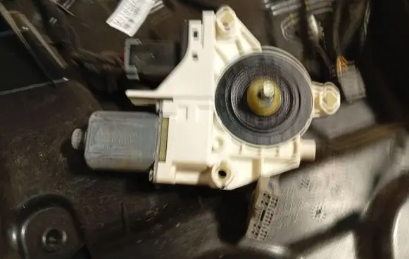 Fiat Freemont Front door window regulator motor 0130822473