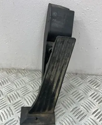 Accelerator throttle pedal