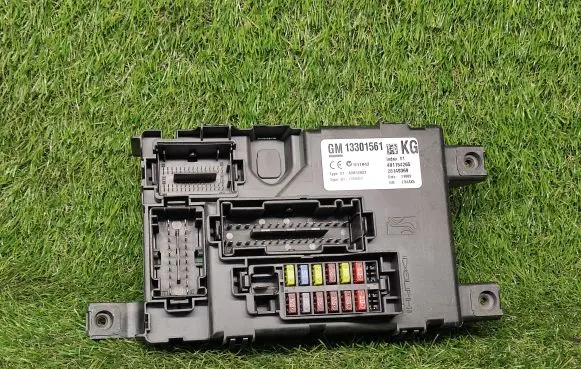 Opel Corsa D Power management control unit 13301561 13301561KG