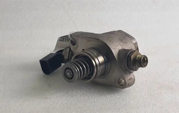 Porsche Macan (95B) Fuel injection high pressure pump 06L127A10 06L127027B